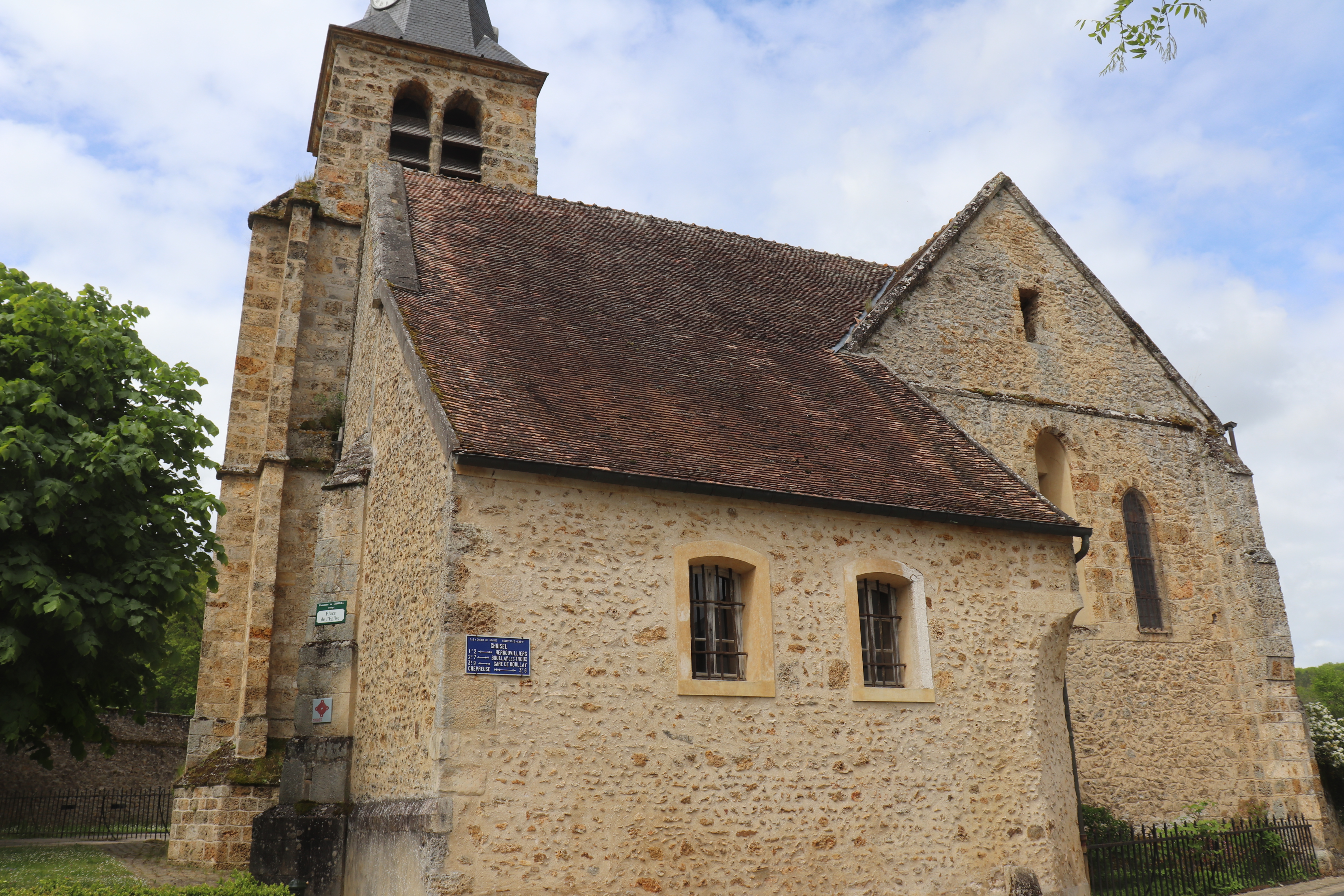 Eglise Saint-Jean-Baptiste [Choisel - 78162] : Vue du chevet (à droite) depuis le sud-est