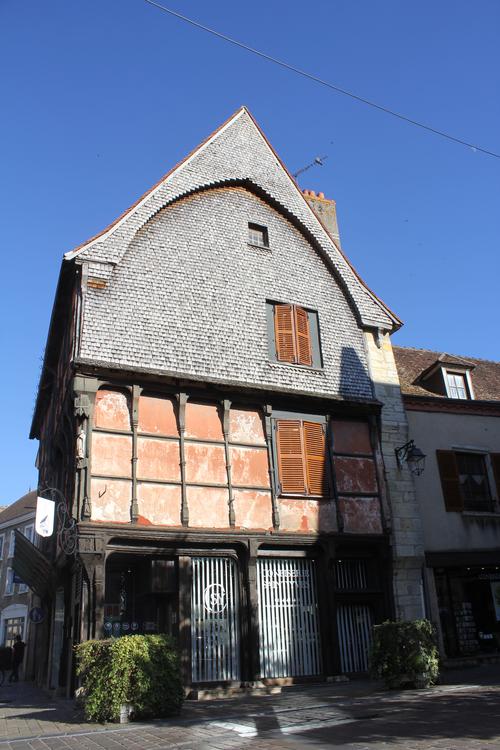 2-4 Place Laisnel de La Salle [La Châtre - 36046] : La maison rouge - Façade ouest
