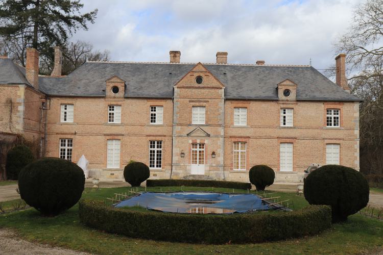 Château de la Cour [Ligny-le-Ribault - 45182] : Vue générale de la façade sud du logis