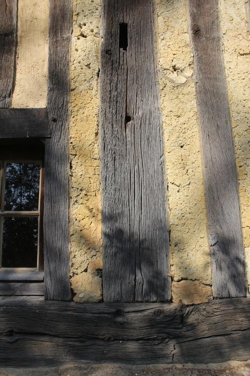 Château de Crèvecoeur [Mézidon Vallée d'Auge - 14431] : Logement de fonction, pan de bois est : assemblage d’un poteau porteur avec la sablière basse