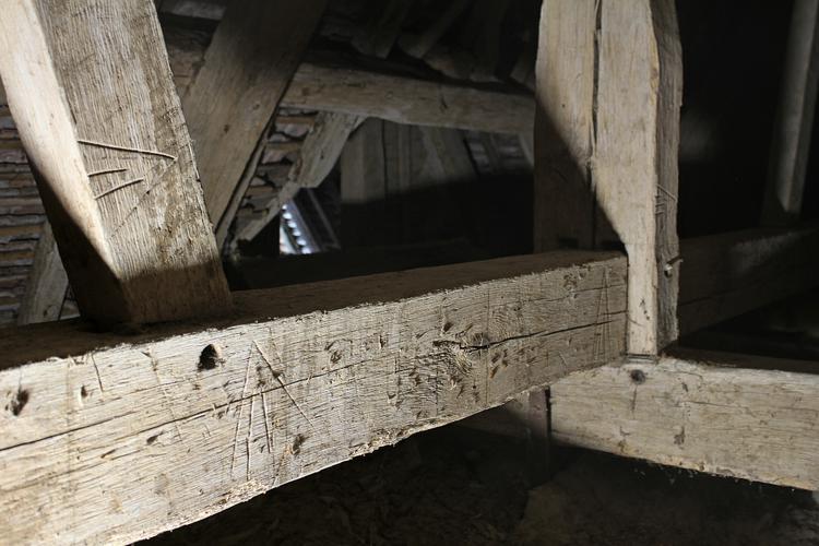 Domaine Saint-Hippolyte [Saint-Martin-de-la-Lieue - 14625] : Logis, travée centrales de la charpente de comble : marques d’assemblage du contreventement axial