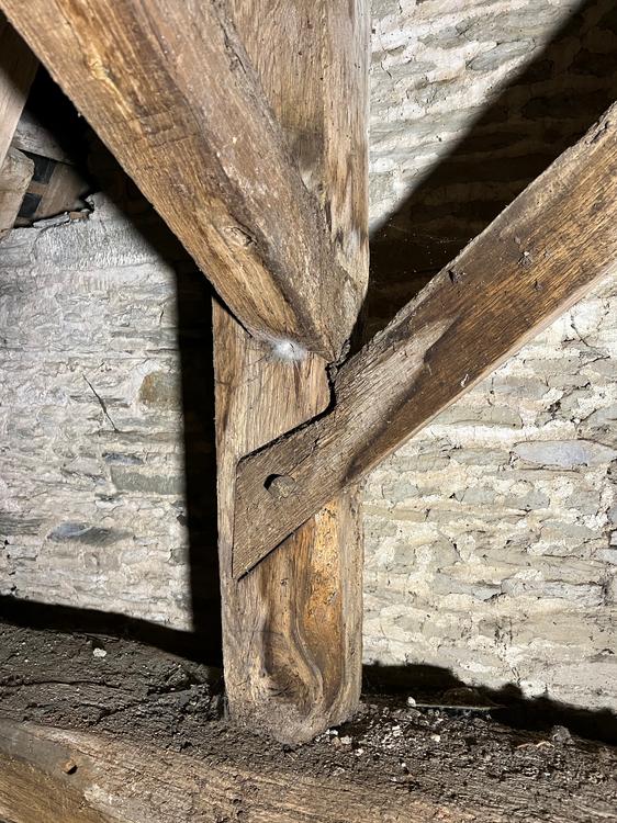 Église Sainte-Suzanne [Sainte-Suzanne-sur-Vire - 50556] : Clocher, assemblage à mi-bois à la base d’un poteau du tabouret