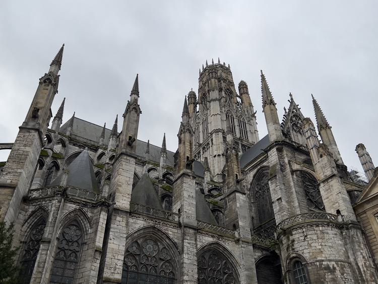 Abbatiale Saint-Ouen [Rouen - 76540] : Choeur, beffroi et bras nord du transept, vue depuis le nord-est
