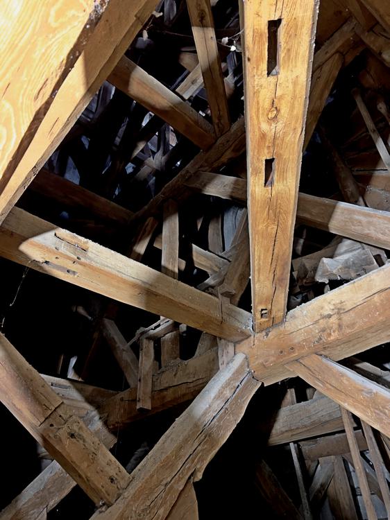 Abbatiale Saint-Ouen [Rouen - 76540] : Clocher, beffroi, mortaises vides et encoche suggérant la présence de bois de réemploi au sein de la structure