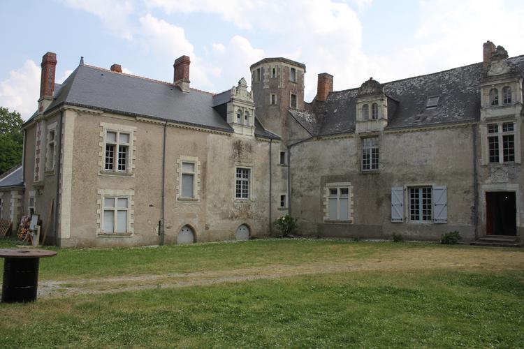 Château de l'Escurays [Prinquiau - 44137] : Vue d’ensemble de l’aile est reliée au corps principal, depuis le nord-ouest