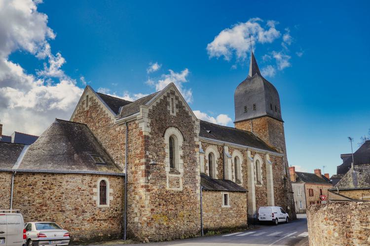 Église Saint-Pierre-et-Saint-Paul de Gené [Erdre-en-Anjou - 49367] : Vue générale de l’église depuis le nord-est

