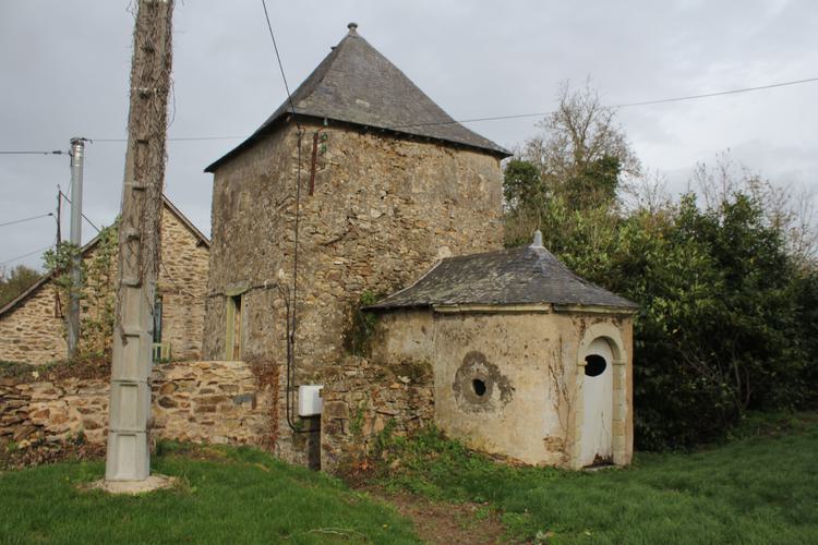 Château de Bonne [L'Huisserie - 53119] : Pigeonnier, vue depuis le sud-est