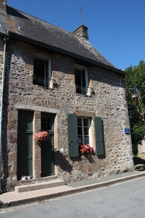 20 rue du Château [Lassay-les-Châteaux - 53127] : Façade sur rue vue depuis le nord