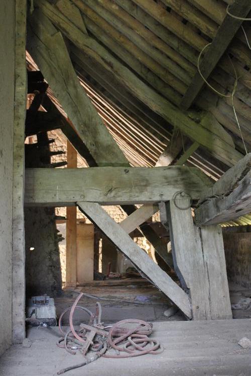 La Fortinière [Lassay-les-Châteaux - 53127] : Grange, structure porteuse : pied de la ferme est reposant sur le poteau nord