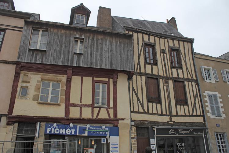 27 place de la Trémoille [Laval - 53130] : Façade ouest (bâtiment sur la moitié gauche de la photo)