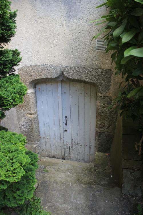 8 rue des Chevaux [Laval - 53130] : Corps de logis sud, la porte d’accès à la cave