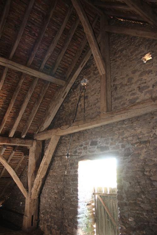 La Rue [Avessé - 72019] : Grange, structure porteuse : poteau cornier nord-ouest supportant la ferme de tête nord