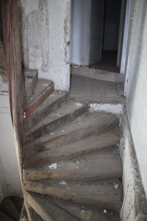 Manoir de l'Aurière [Loir en Vallée - 72262] : Logis, escalier en vis au niveau du 1er étage
