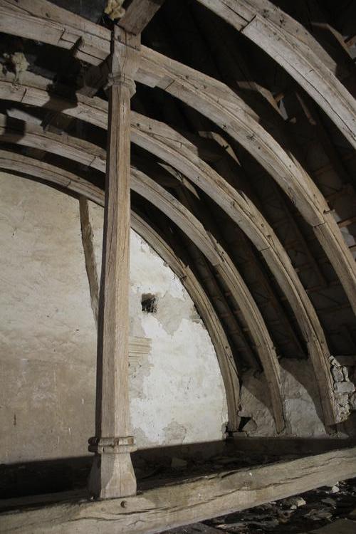 La Cour du Creux [Saint-Denis-d'Orques - 72278] : Charpente de comble, ferme principale est : détail du poinçon sculpté