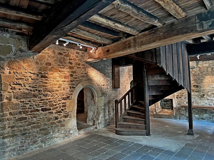 24 rue du Petit Fort [Dinan - 22050] : Corps principal, escalier en vis et plancher du 1er étage, vue depuis le nord-ouest