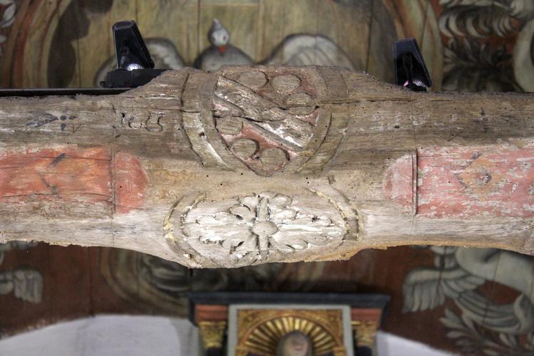 Chapelle Sainte-Tréphine [Pontivy - 56178] : Nef, charpente de couvrement : entrait mouluré et peint de la ferme orientale avec blason et millésime de 1623