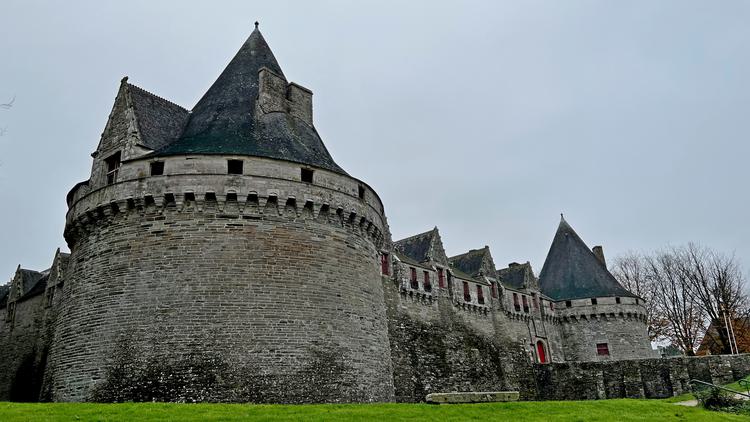 Château des Rohan [Pontivy - 56178] : Château de Pontivy, front ouest, vue depuis le nord-ouest