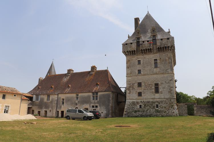 Château de Jouhé [Valdelaume - 79140] : Vue générale du site