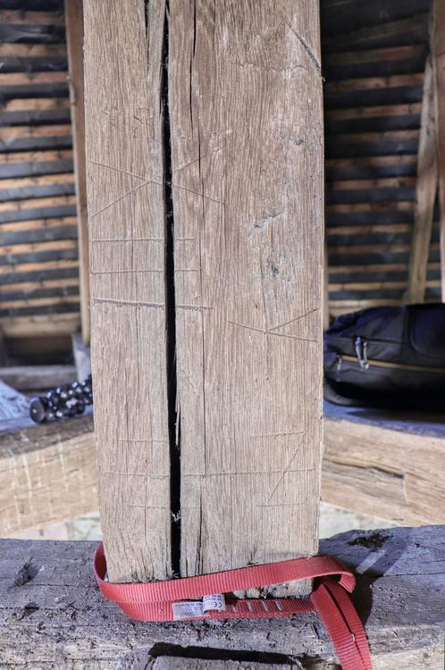 Église Saint-Pierre-et-Saint-Paul [Ingrandes - 86111] : Clocher, charpente de couvrement, détail du marquage de charpentier en pied de poinçon, à noter la déformation des marques par des fentes de séchage