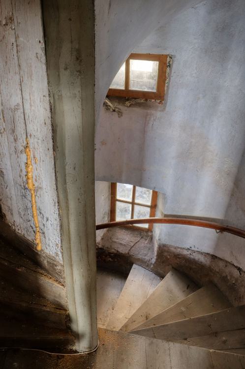 Château de Barre-des-Cévennes [Barre-des-Cévennes - 48019] : Escalier, vue au niveau du 2e étage